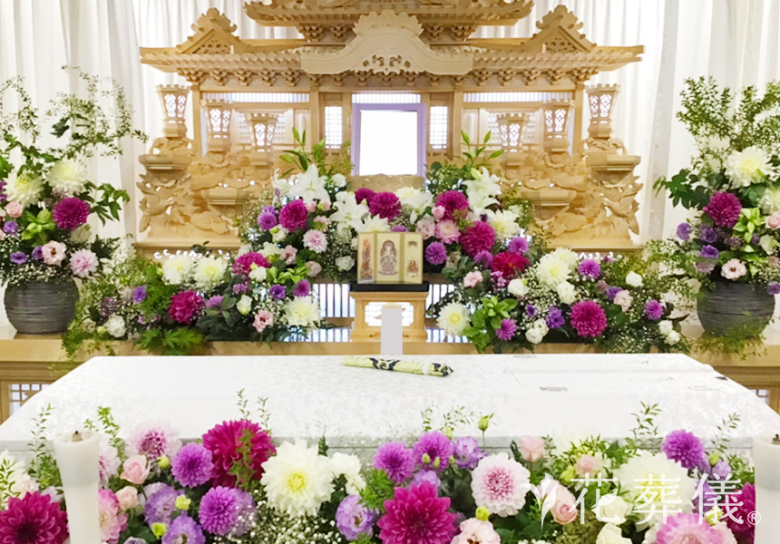 花の祭壇 全体的にピンクの可愛らしいお花を使い、ビビットのピンク、パープルをお入れすることでメリハリのあるゴージャスな祭壇