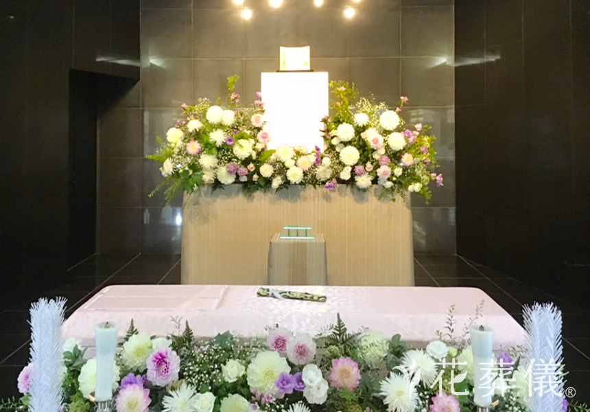 花の祭壇 ダリア、カスミソウ,オンシジウムのお花を白、ピンク、薄い紫のパステルカラーの色合いで上品な祭壇