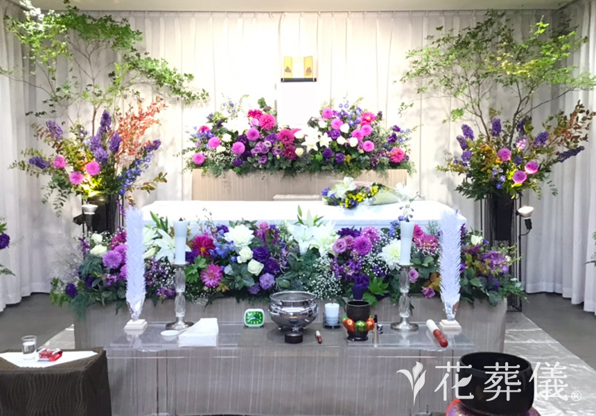 花の祭壇 青、紫、白、緑のお花を使って、コントラストでメリハリを利かせてお飾りした祭壇