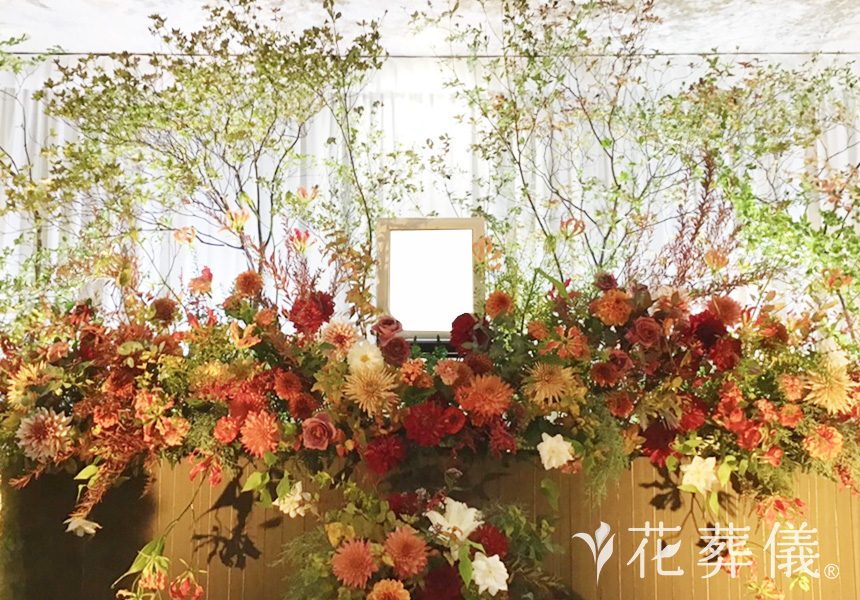 花の祭壇 秋の紅葉をイメージして光の演出でシックな雰囲気の祭壇