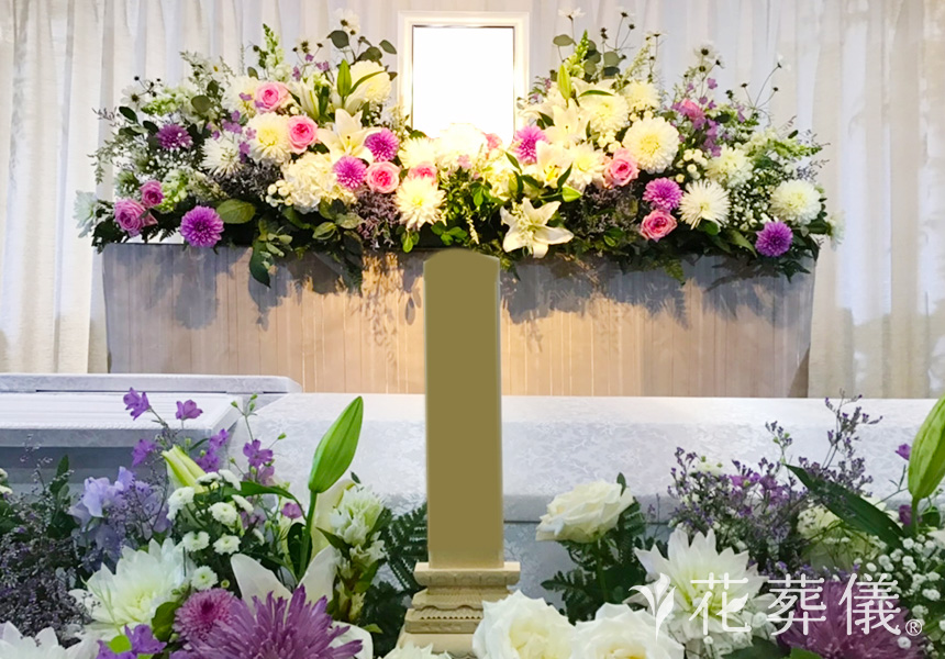 花の祭壇 白ベースのお色味にピンク、紫を加えたやわらかい色合いの祭壇