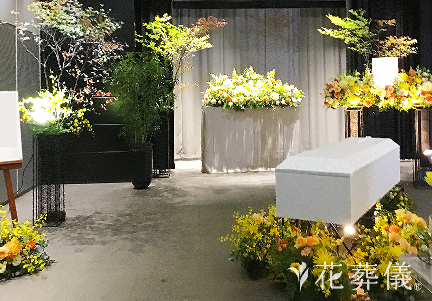 花祭壇の写真 オレンジ、黄色などのビタミンカラーの色調であかるく朗らかなお母様をイメージして
