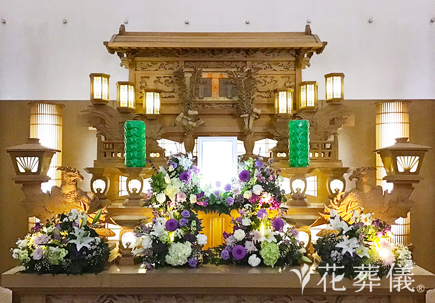 花の祭壇 カーネーション、アルストロメリア、カスミソウ、スプレーマムなどのお花を使用。白木祭壇に白と紫を中心にお入れし、すっきりとシンプルに仕上げた祭壇