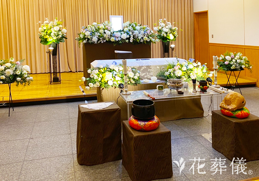 花祭壇の写真 デルフィニウム、金魚草、アルストロメリアなどのお花を使用し、白ベースに淡いピンクや水色を入れたやさしい空間をイメージして