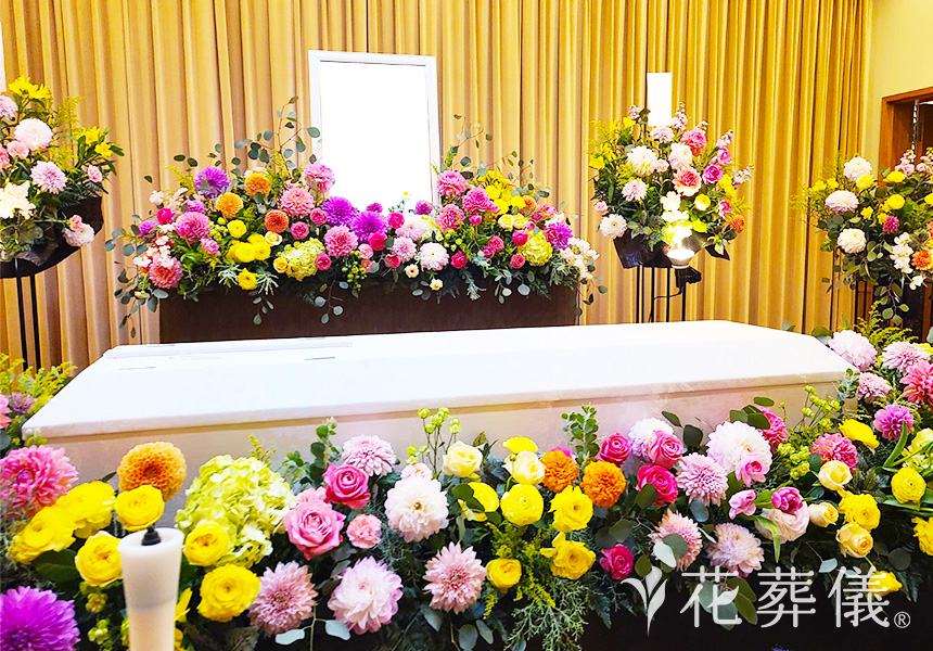 花葬儀の花祭壇 とにかく明るい性格だったお母様のためにピンクや黄色オレンジなど明るいカラーでつくった世界でたったひとつの花祭壇