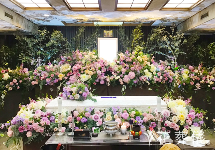 お花が大好きだったお母様のためにつくったローズガーデンの中のような世界でたったひとつの花祭壇