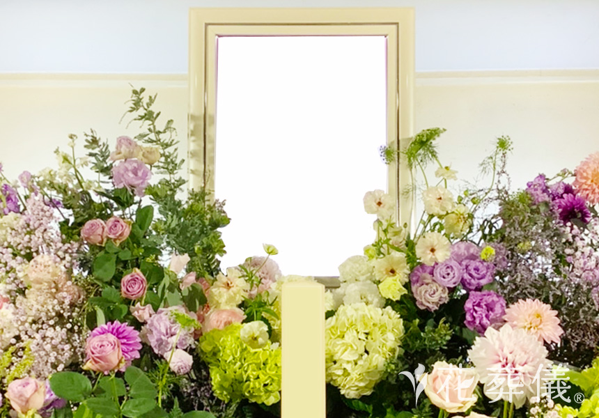花葬儀の花祭壇 趣味の卓球グッズを飾り、ピンクとラベンダーを中心にお花が好きな奥様をイメージした祭壇