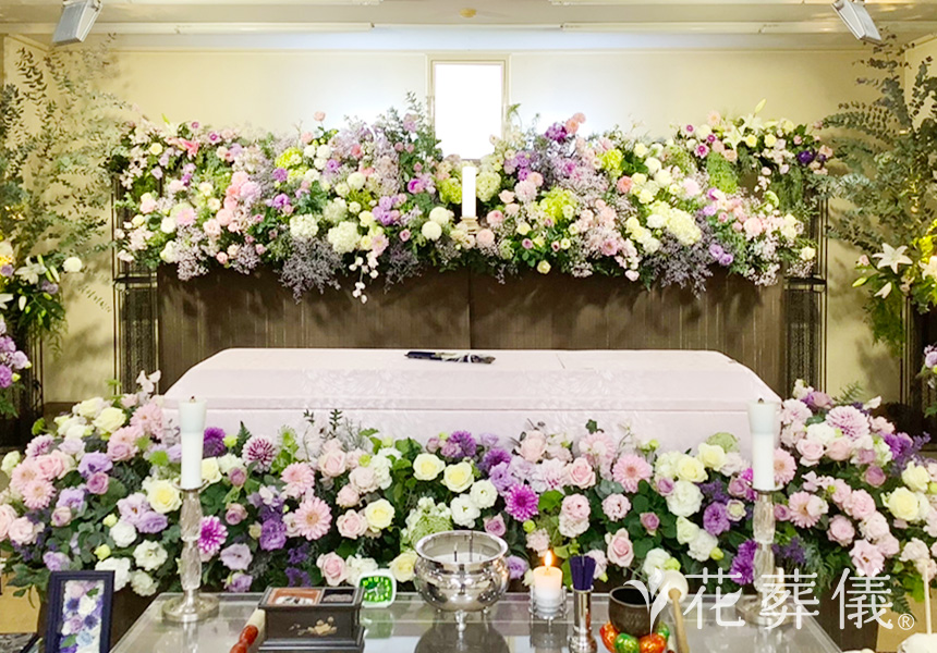 遠山に日があたるの花祭壇