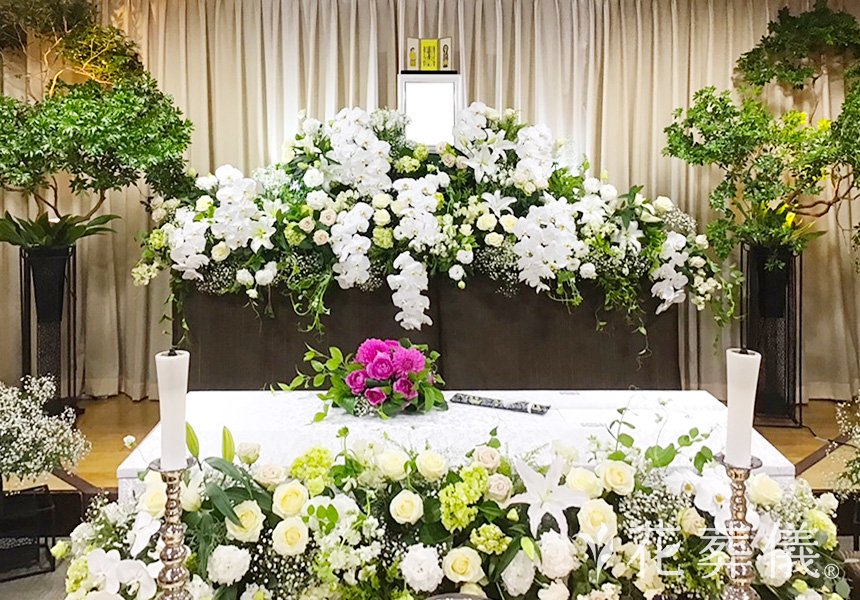 雪がふわりふわりの花祭壇