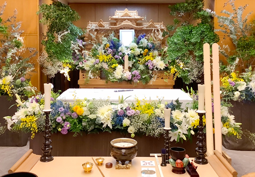 花祭壇の写真 白・紫・黄にポイントで青を入れ、いつもニコニコしておだやかなご性格のお父様をイメージして