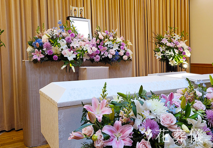 花の祭壇　お母様のかわいらしいお人柄を全体的に紫で表現し、白とピンクを少し足してコントラストを出した祭壇