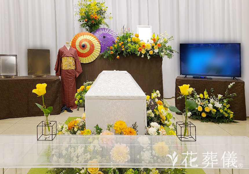 花祭壇の写真　黄色、オレンジの暖色系で全体的に元気で明るい空間をイメージして