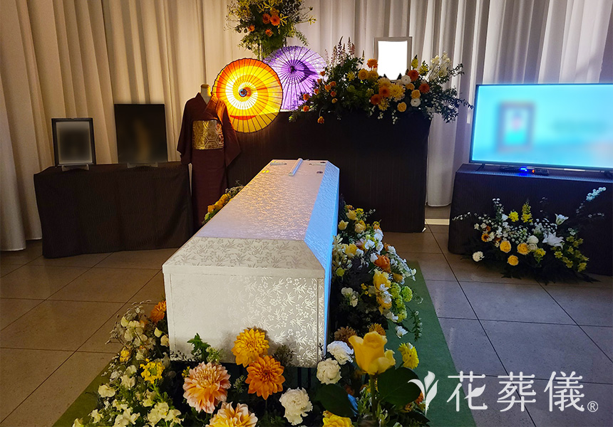 春告げ鳥来るの花祭壇