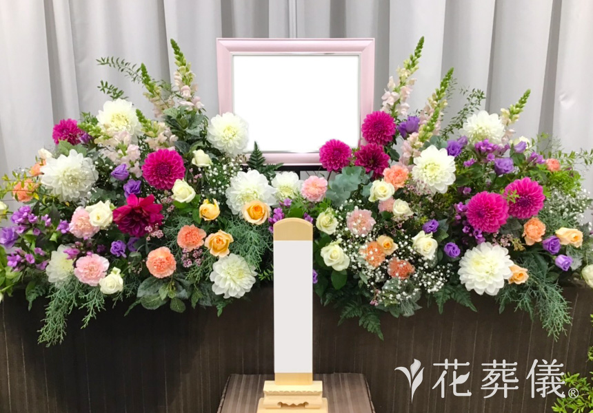 花葬儀の花祭壇 お花好きのお母様のために白、ピンク、紫など、かわいらしい色合いでつくった世界でたったひとつの花祭壇