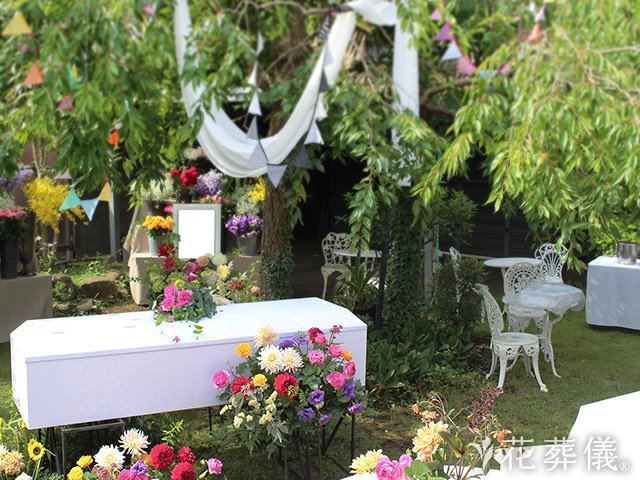 ガーデン葬とは？花や木々に包まれた、お庭で行うお葬式