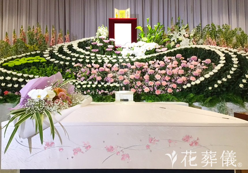 花明かりに照らされての花祭壇