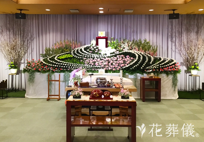 花明かりに照らされての花祭壇