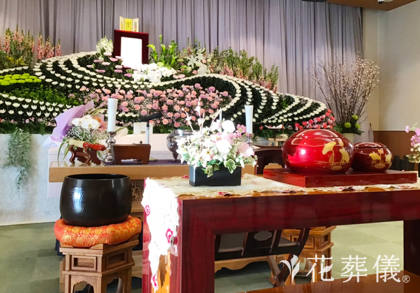 花明かりに照らされての花祭壇