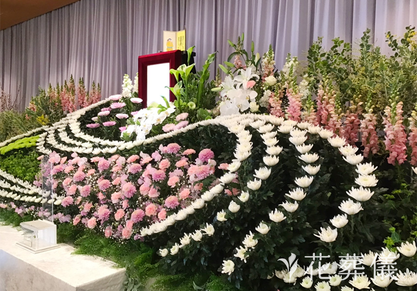 花の祭壇 菊の花でラインをつくり、メインはピンク系で華やかな祭壇