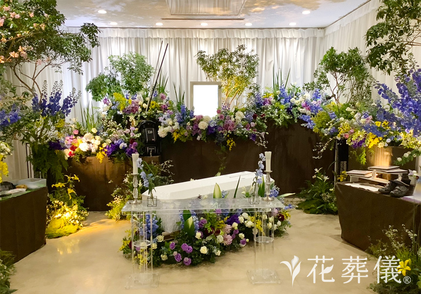花葬儀の花祭壇 渓流釣りがご趣味だったお父様のためにつくった野山や渓流を再現した花祭壇
