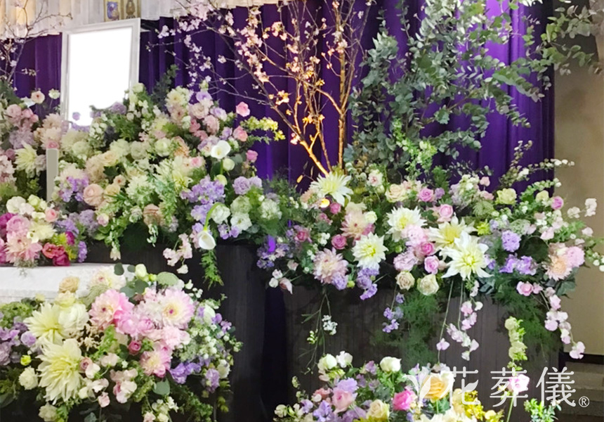 花の祭壇 棺上花にピンクを入れ、お母様の芯の強さと香りのよい花やユーカリを用いた香る祭壇