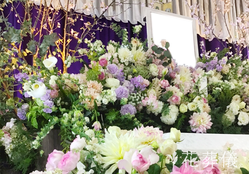 淡雪のなかでの花祭壇