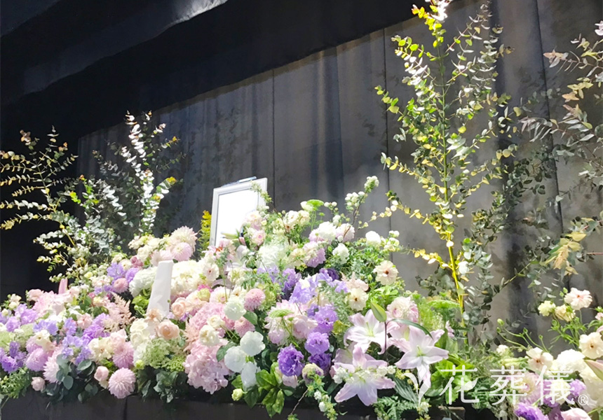 花葬儀の花祭壇 お花や自然が大好きだったご主人様のためにつくったパステルカラーの春の花でやさしい感じの花祭壇