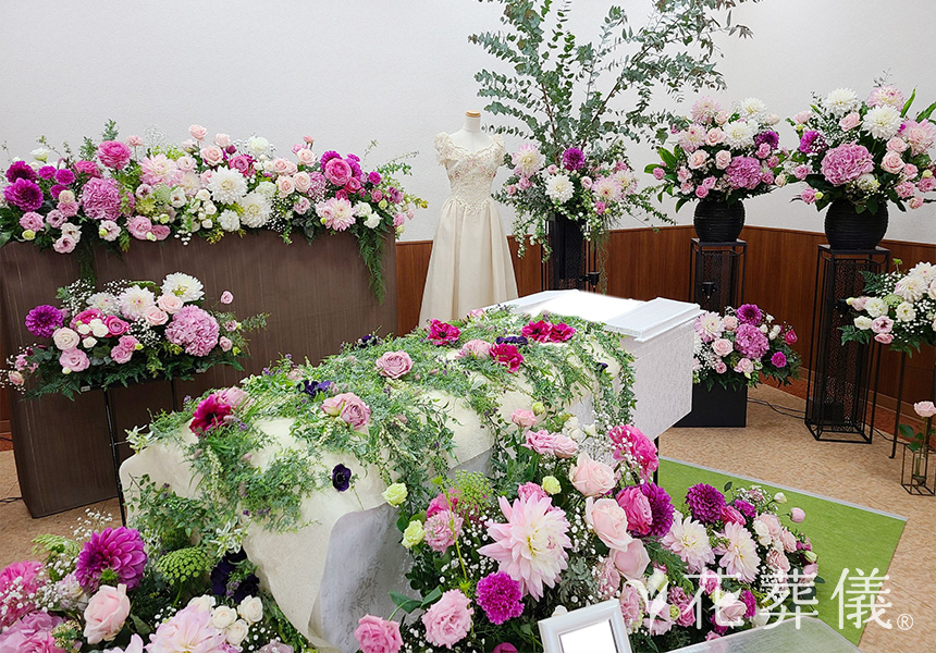 花の祭壇 ピンクを中心にドレスに合わせた華やかな祭壇