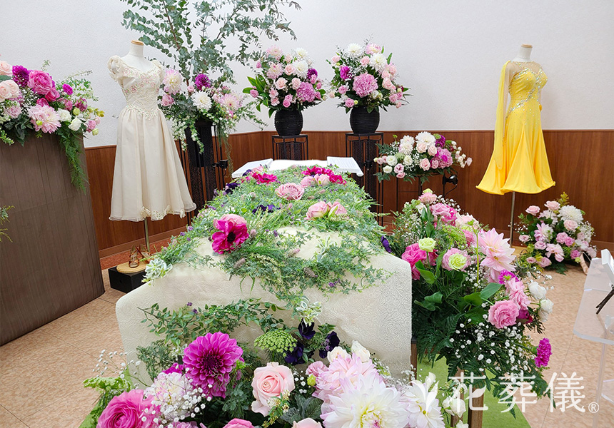 一輪一輪のあたたかさの花祭壇