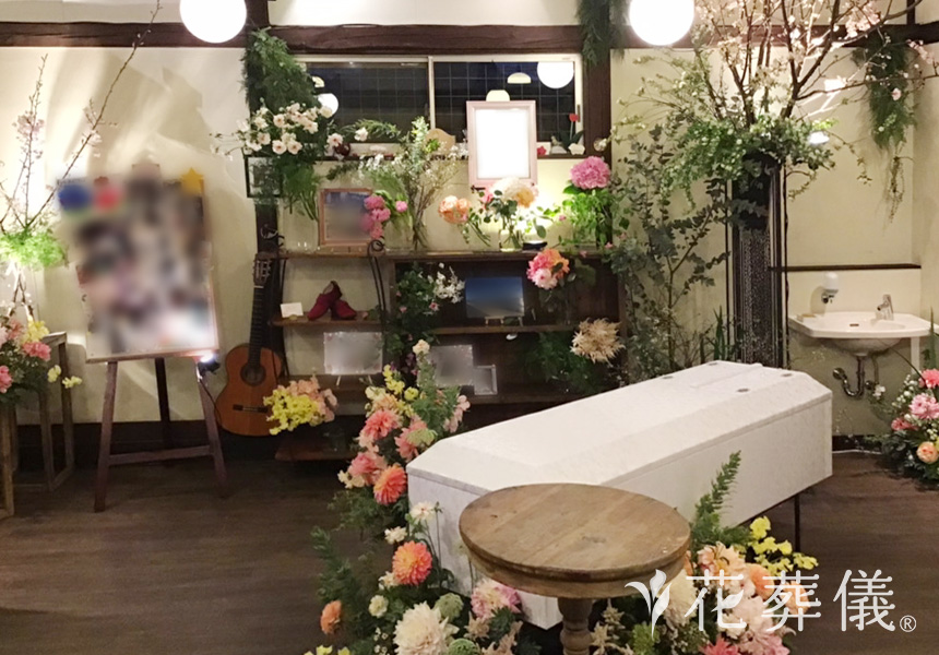花祭壇のデザイン 思いれのある桜をメインに暖色系のお花であたたかみのある空間をイメージして