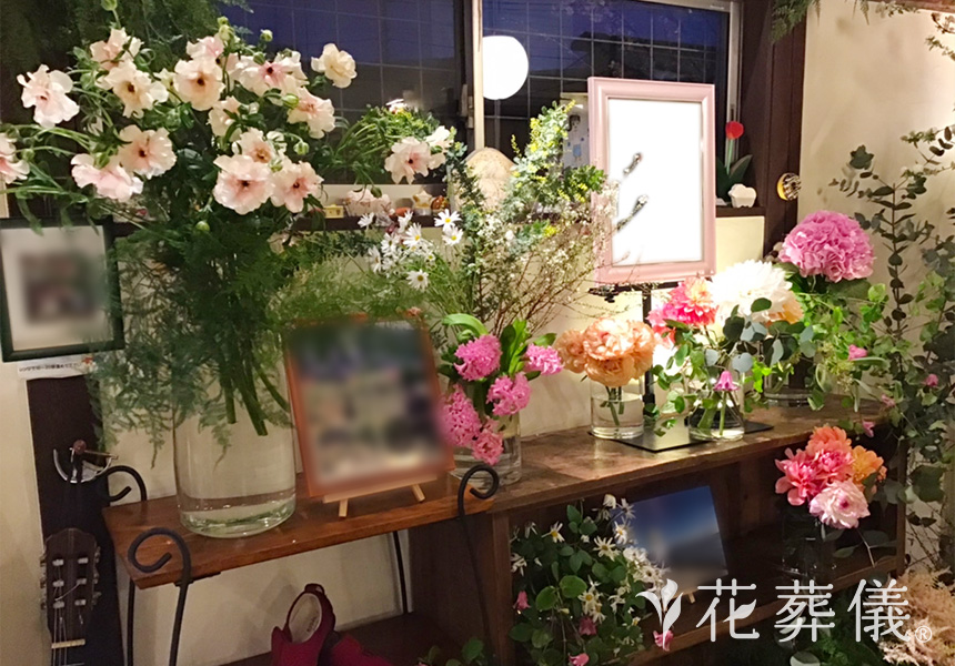 春の月のもとへの花祭壇
