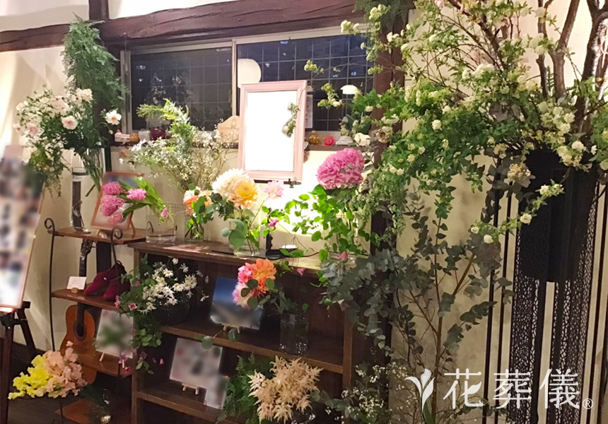 春の月のもとへの花祭壇