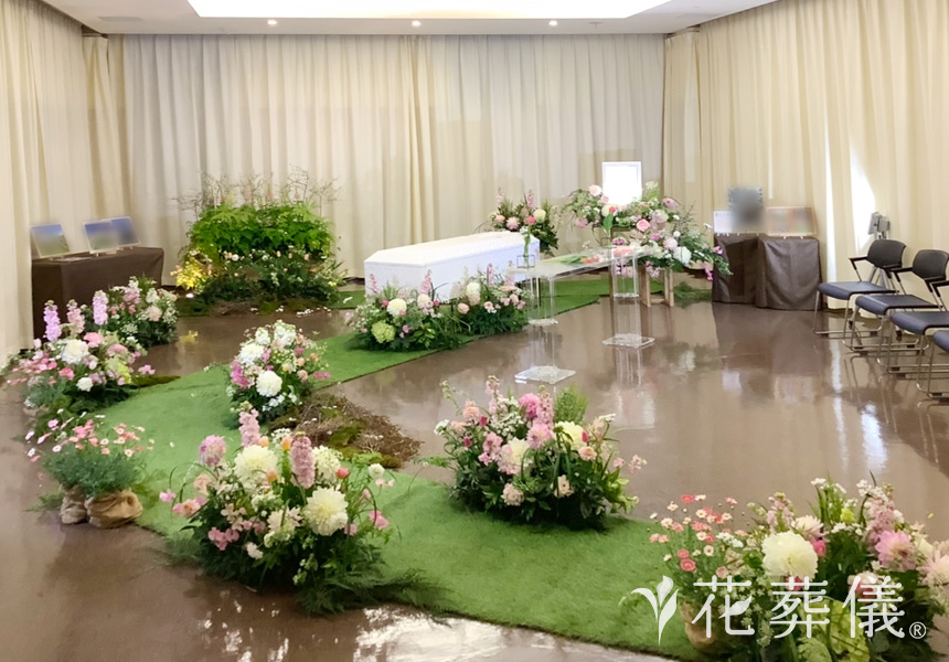 花葬儀の花祭壇 山登りお好きだったお母様のためにハイキングコースをイメージしてつくった世界でたったひとつの花祭壇