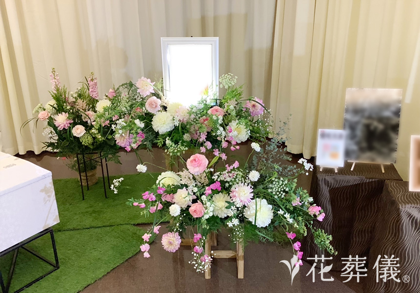 春霞を歩くの花祭壇