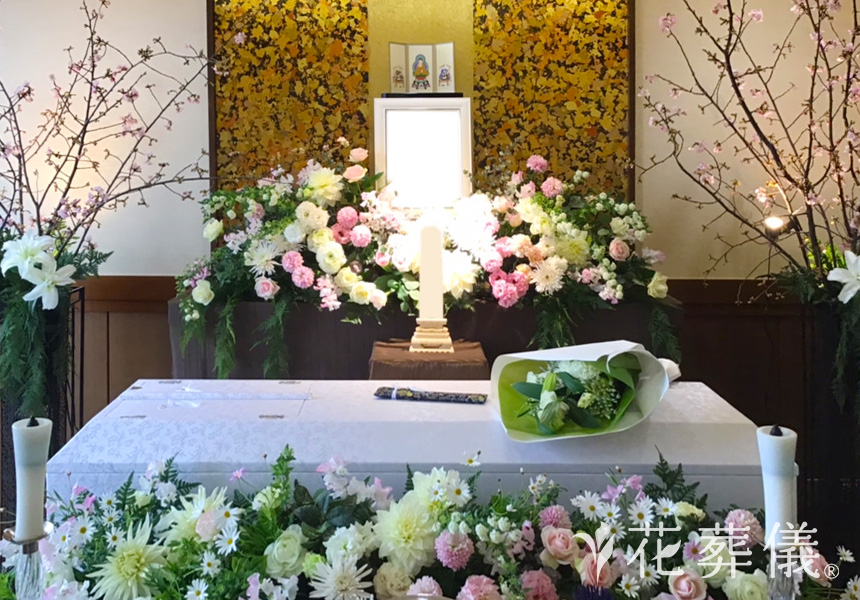 花の祭壇 白・淡いピンクに桜を入れてパステルカラーのやさしいお色目でお飾りした祭壇