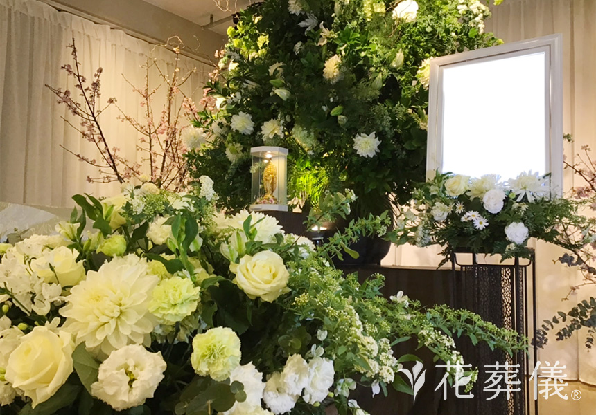 花祭壇のデザイン 大きな壺生けをメインに1本の樹木のように生け、力強さを感じられる祭壇