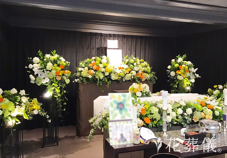 花祭壇のデザイン　グリーン白をメインにポイントでオレンジを入れ爽やかな空間をイメージして