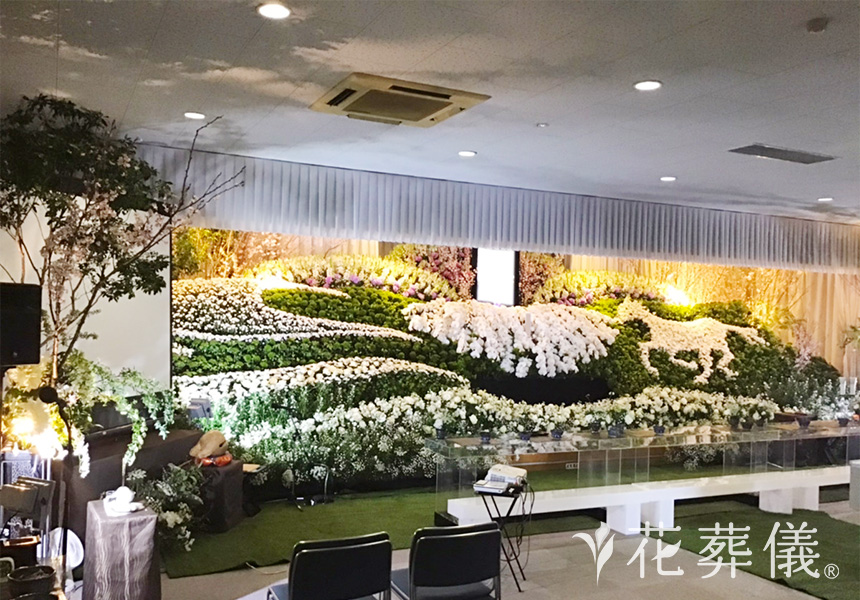 花葬儀の花祭壇 馬が大好きだったお父様のためにつくった世界でたったひとつの競馬場をイメージした壮大な花祭壇