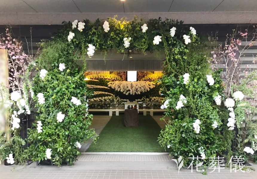 馬とともに駆けてゆくの花祭壇