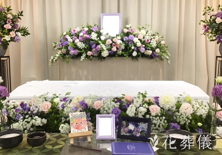 花の祭壇 淡い紫・白・淡いピンクをベースに春のお花を入れてやさしい雰囲気の祭壇