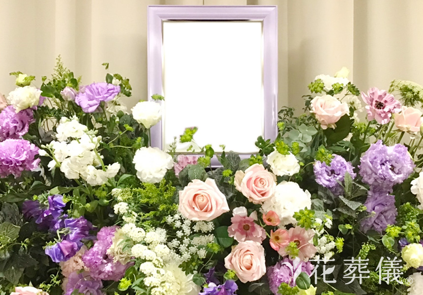 春に希望をのせての花祭壇