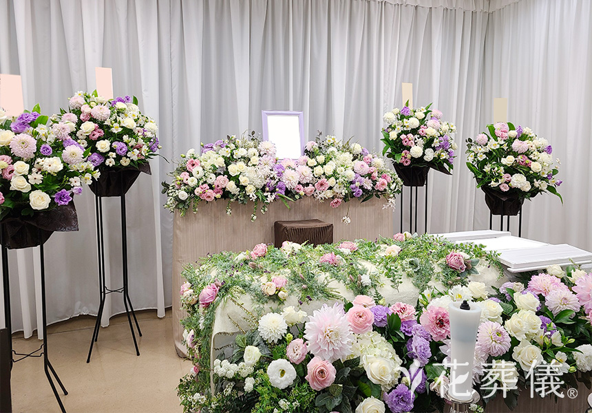 花の祭壇　孫やひ孫と楽しく過ごすのが大好きだったお母様のためにつくった、やわらかく包み込むような優しさを、紫、ピンク、白を基調に上品に表現した祭壇