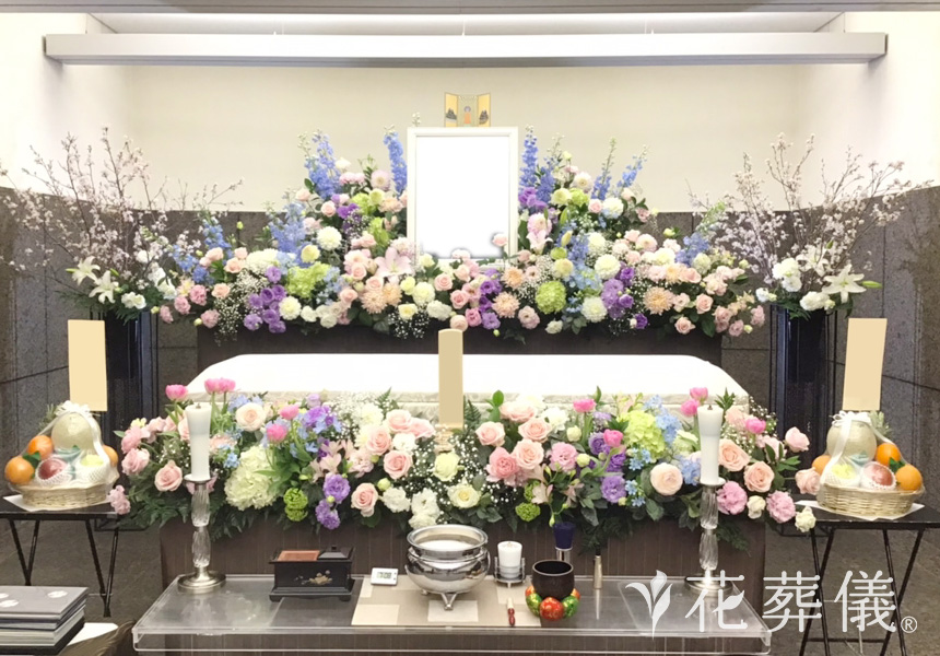 花の祭壇 お母様がお好きだった水色を際立たせ、桜もお飾りし、ピンクや白もお入れした祭壇