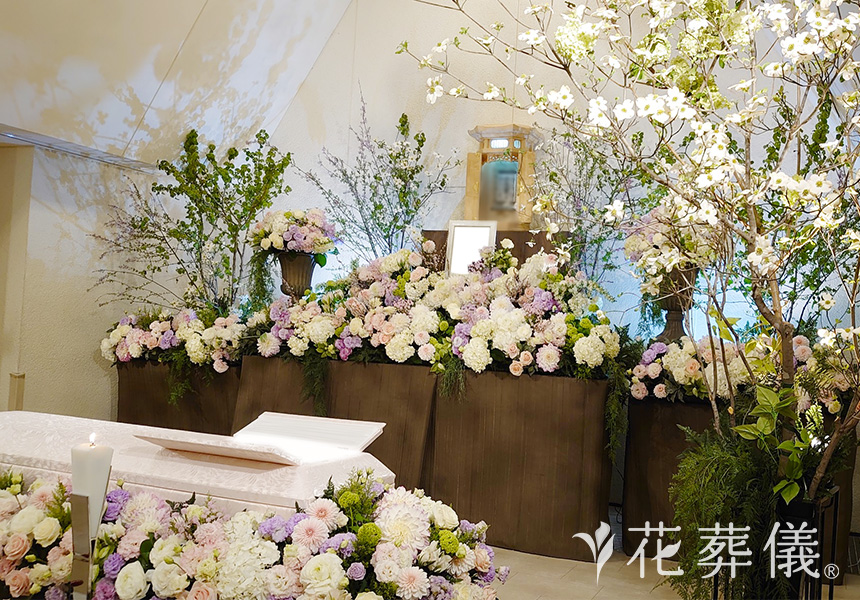 花祭壇の写真 花は白とピンクをベースに緑の木々をお入れしやわらかな雰囲気の空間をイメージして