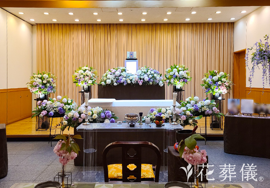 花の祭壇 白グリーンをベースに淡いピンクと淡い紫をポイントにお入れしてやさしい雰囲気に仕上げた祭壇