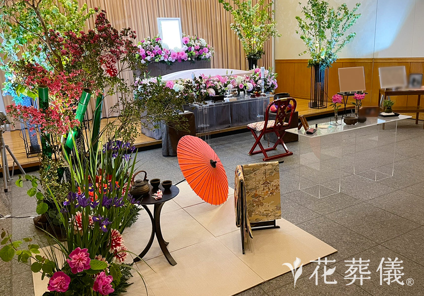 花祭壇の写真　ピンク・白をメインに。サイドに竹やツツジ・シャクヤク等をお入れして、家族旅行で訪れた京都のの空間をイメージして