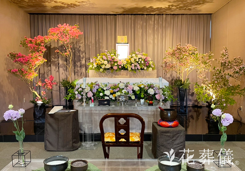 花祭壇のデザイン お母様のイメージカラー・パープルを色とりどりのお花を散りばめてお飾りしました