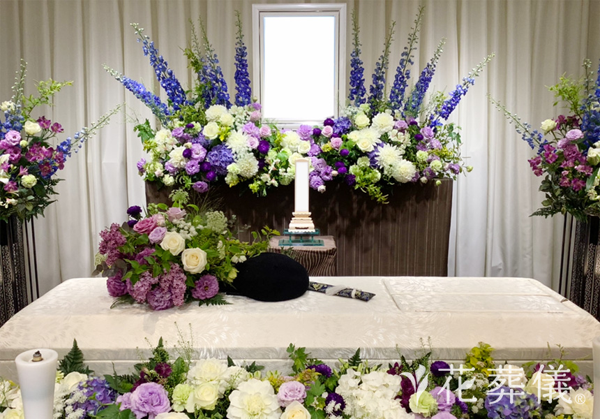 花葬儀の花祭壇　帽子好きのお洒落なお父様のために白グリーンベース紫・ブルーのお色味でつくった世界でたったひとつの花祭壇