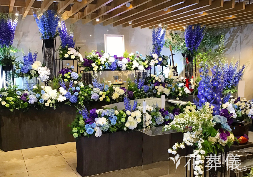 花祭壇の写真　青い嵐をイメージし、爽やかでありながら、力強い空間をイメージして