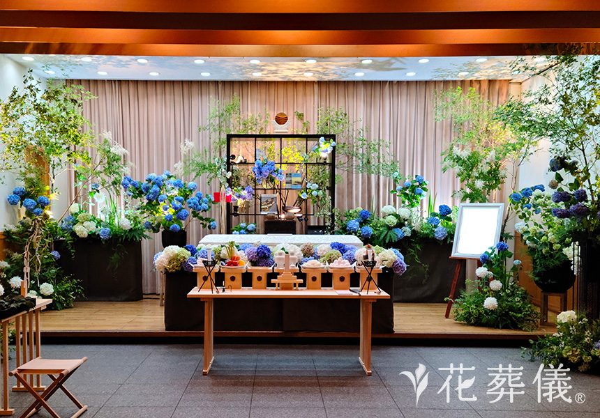 花の祭壇 ご趣味だった囲碁や本などをお飾りし、思いれのあるアジサイでブルー系にまとめた祭壇